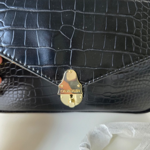 CALVIN KLEIN ๐ Statement Textured Crossbody Bag Faux Snack Skin Pattern - Picture 4 of 8